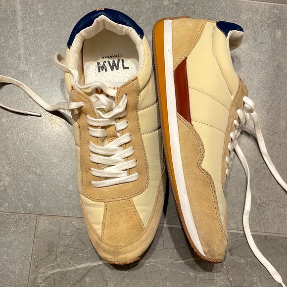 Nice sneakers to dress up and down to wear around. - Picture 2 of 2